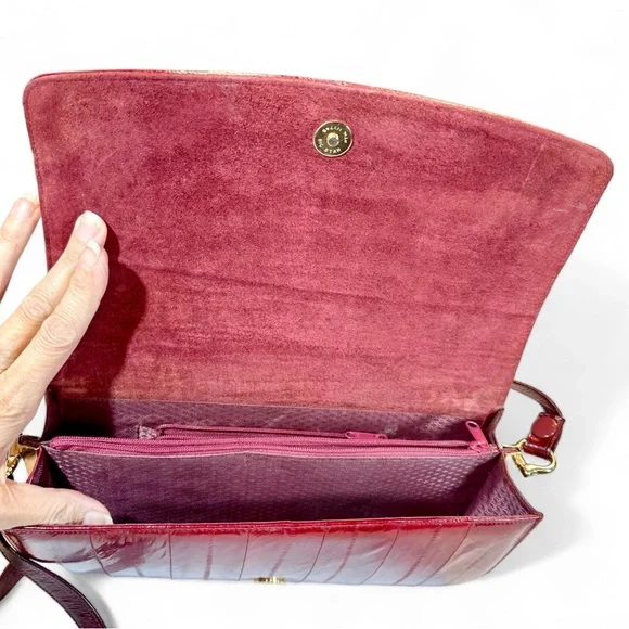 Red Eel Skin, Pleated/Gathered Front Flap Shoulder bag, made in Korea 1980s - Picture 8 of 14